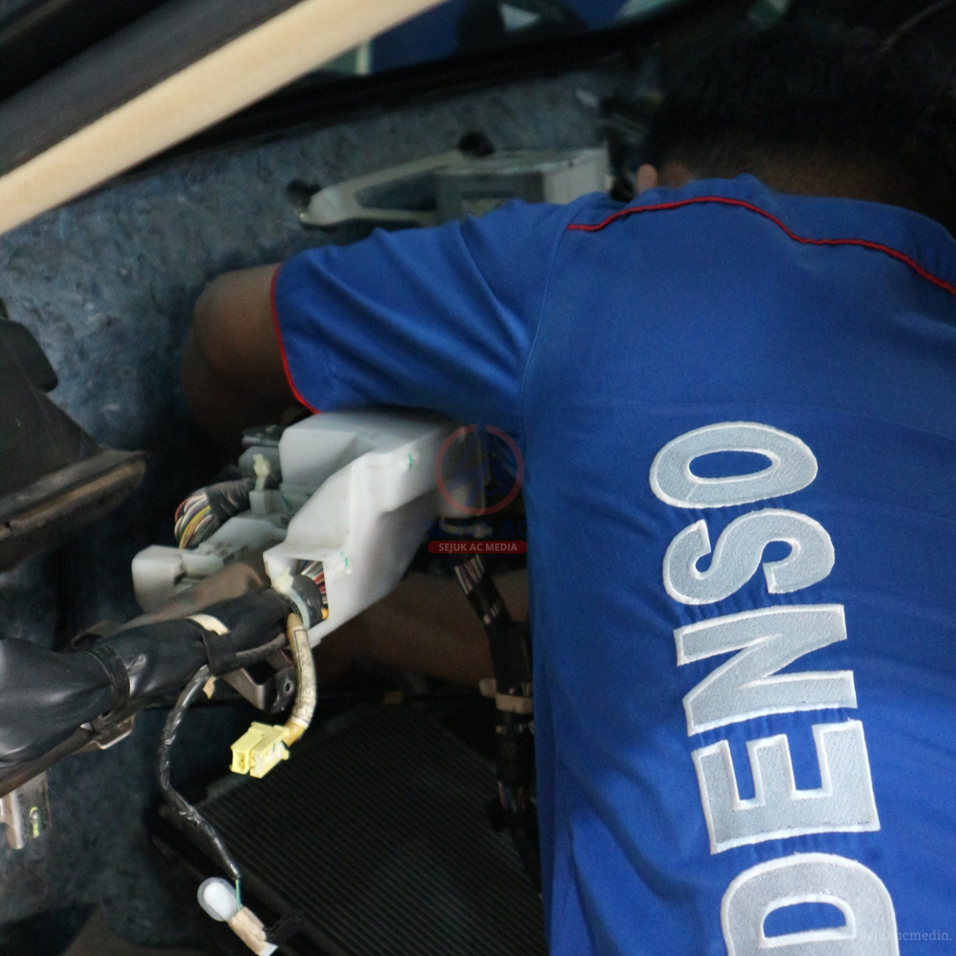 ac mobil bau kecoa