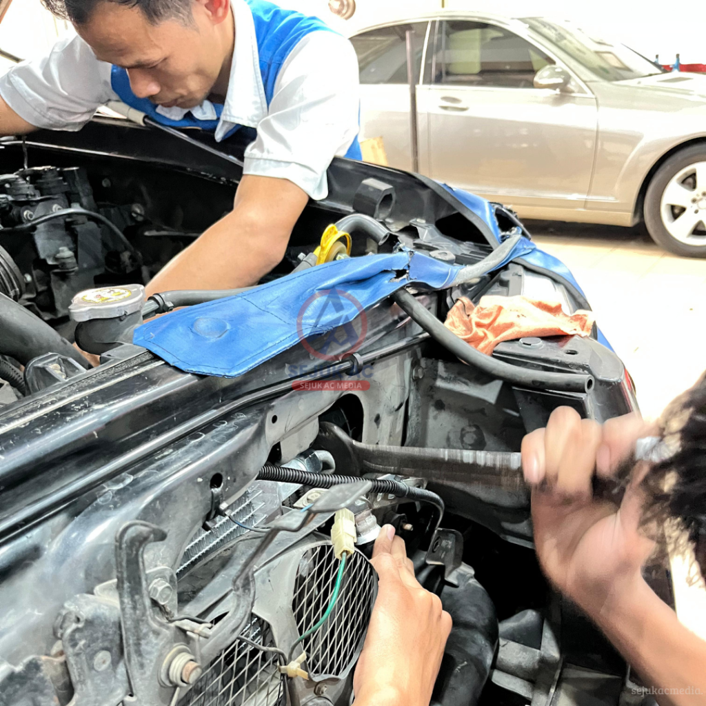 ac mobil keluar asap dingin