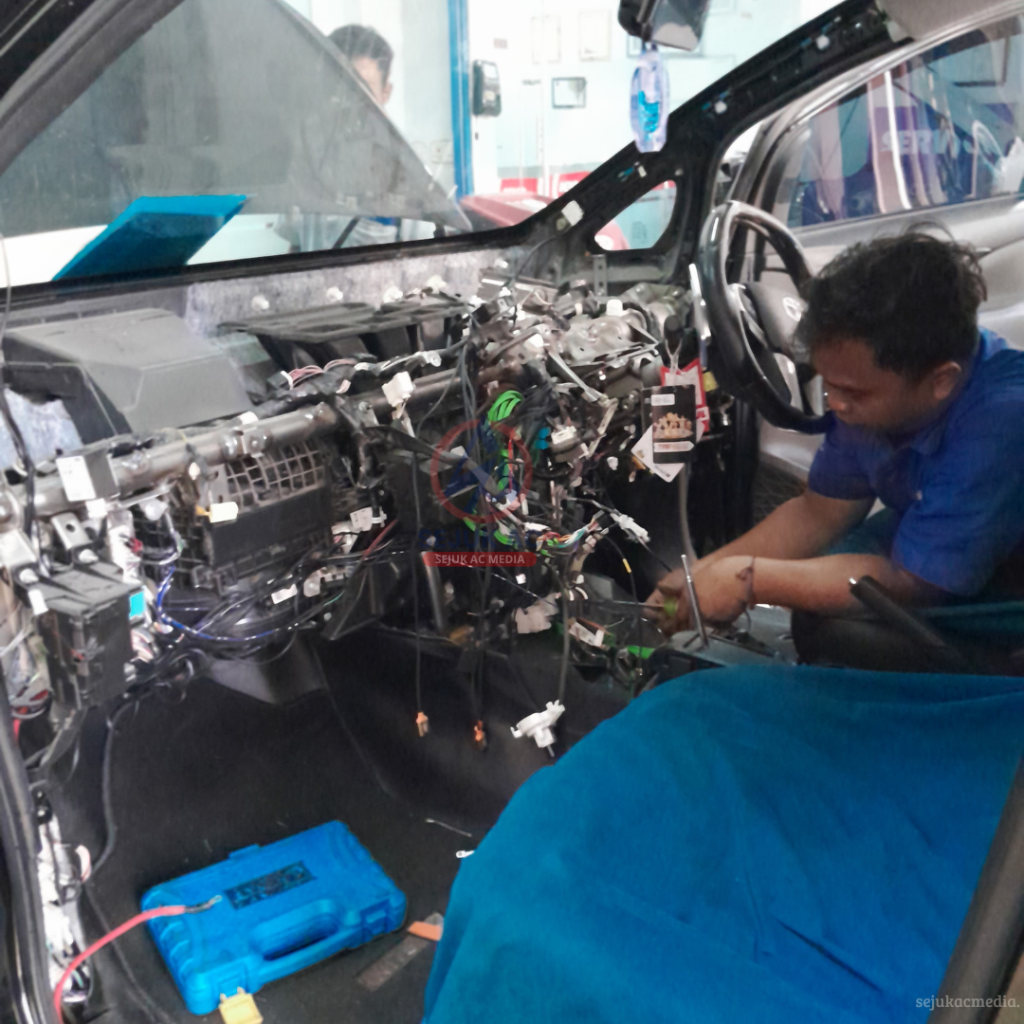 AC Mobil Innova Reborn Panas