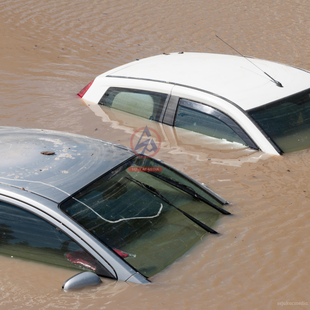 Cara menangani mobil terendam banjir