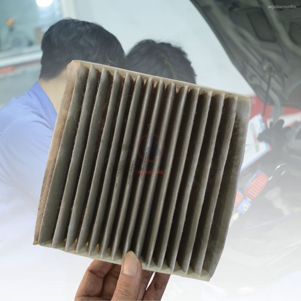 AC Mobil Bau Saat Pertama Dihidupkan
