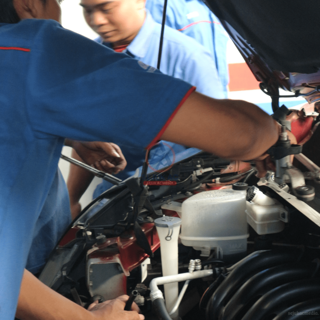 AC Mobil Mitsubishi Outlander Dingin Sebelah