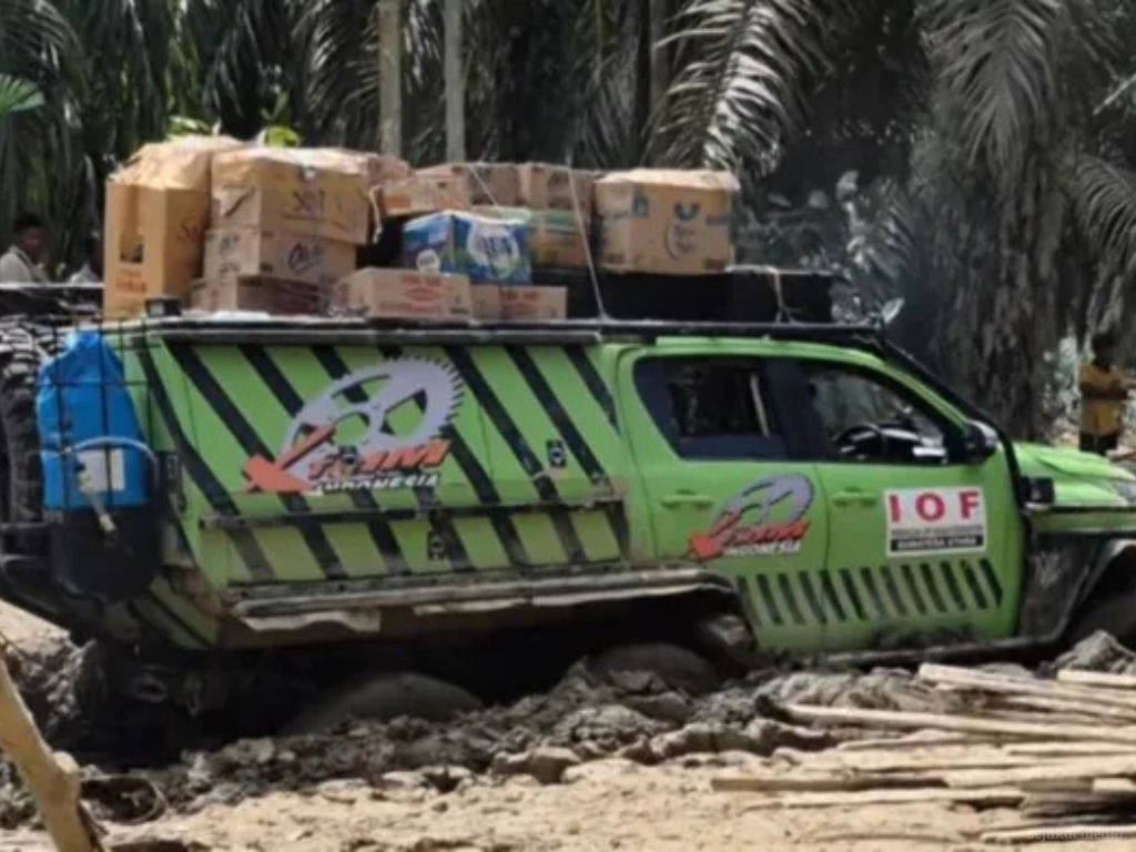 Mobil 6x6 Tembus Banjir