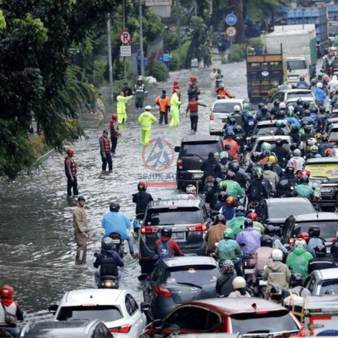 Banjir di Cawang Bikin Lalu Lintas Macet & Mobil Rentan Rusak