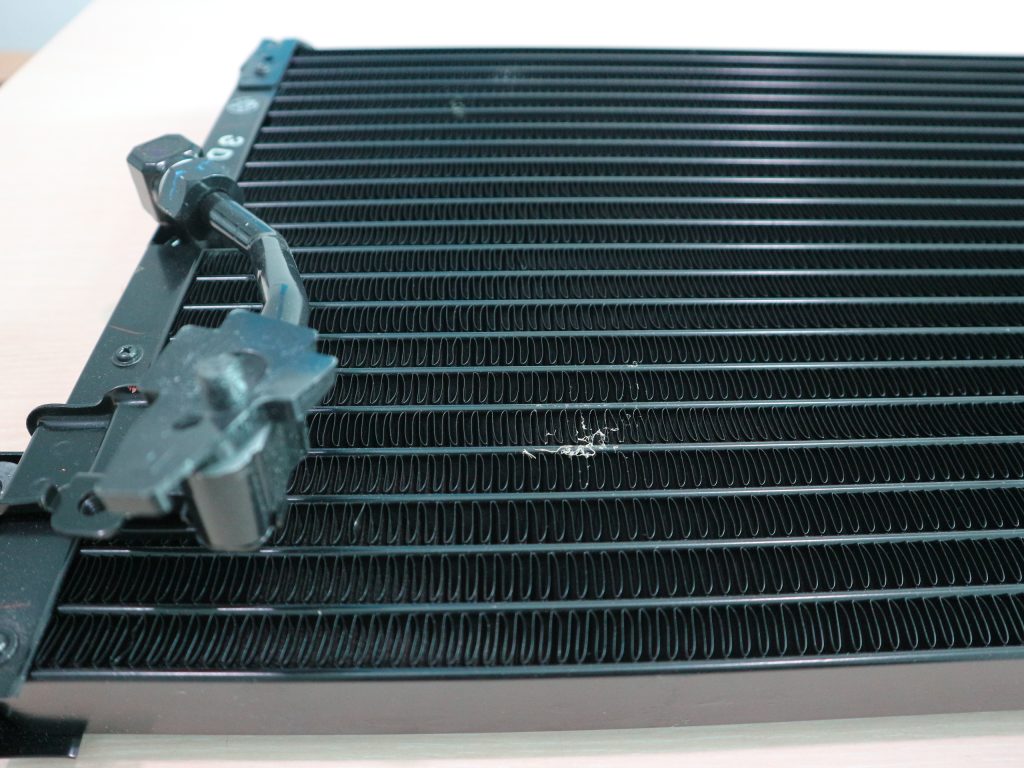 Cara membersihkan kondensor AC mobil