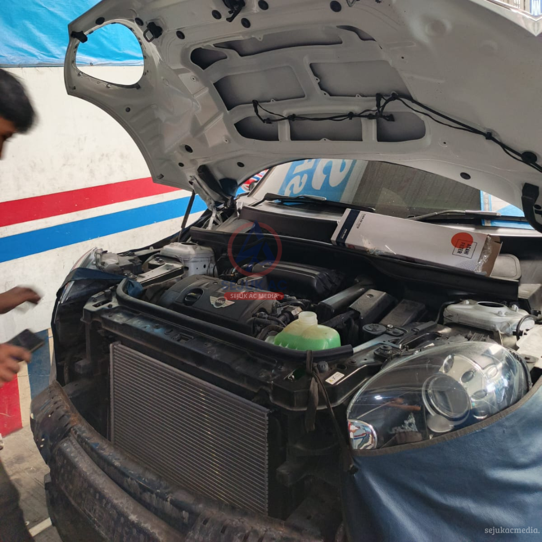 Cara membersihkan kondensor AC mobil