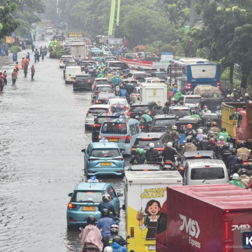 Banjir di Cawang Bikin Lalu Lintas Macet & Mobil Rentan Rusak