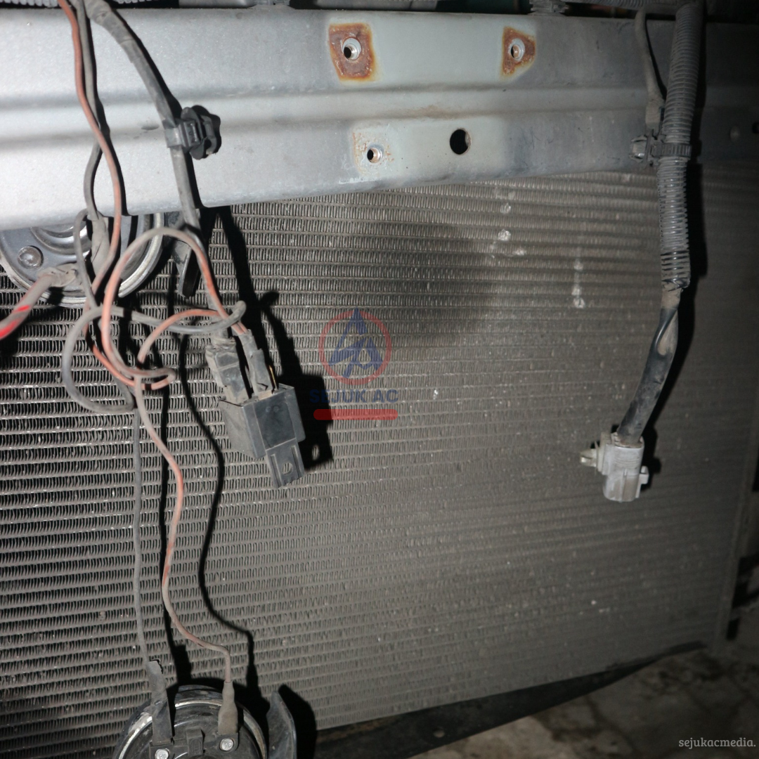 Penyebab Kondenser AC Mobil Bocor