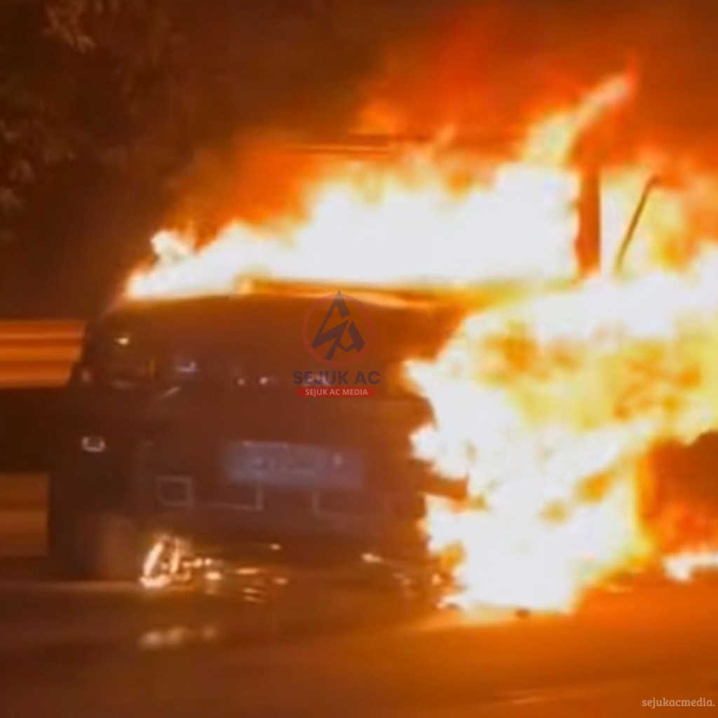 Mobil Jetour Terbakar di Tol Jagorawi