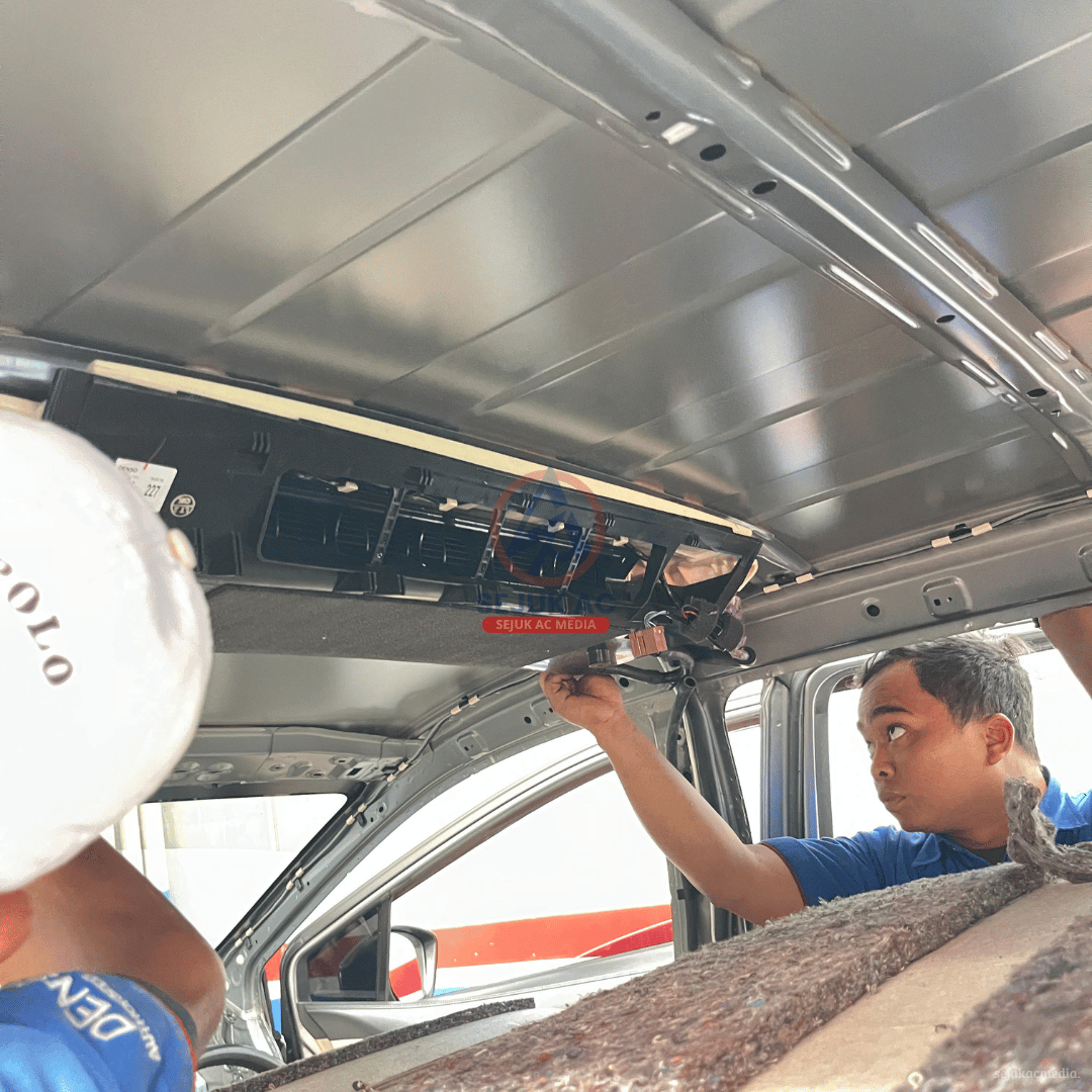 Cara menghilangkan bau di mobil