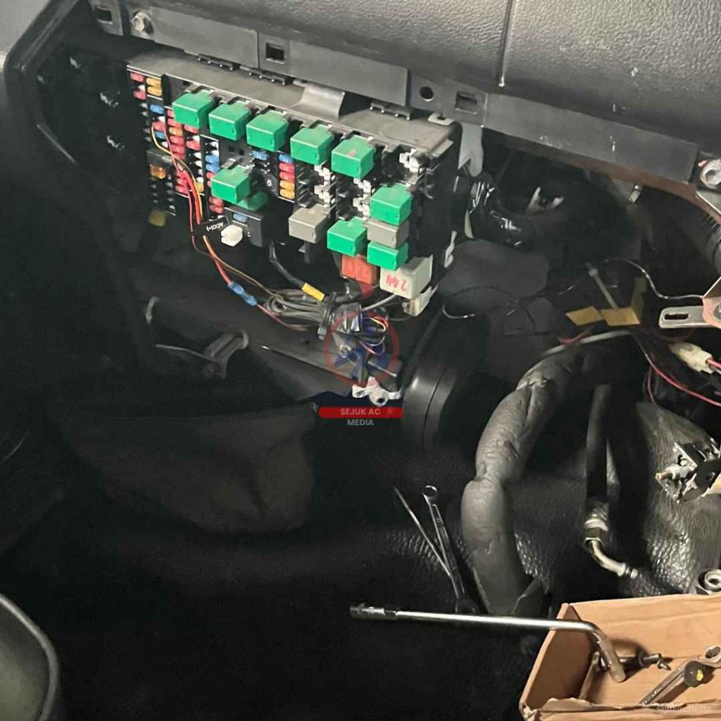 air ac mobil bocor di bawah dashboard
