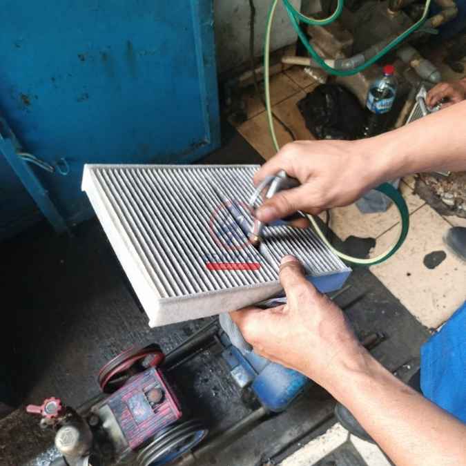 pemeriksaan fisik saringan kabin di bengkel ac mobil jakarta barat sejuk ac