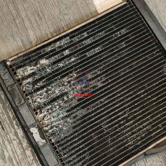pemeriksaan cara kerja evaporator AC mobil di bengkel AC mobil Jakarta Barat Sejuk AC Joglo