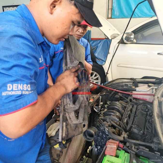 pemeriksaan tegangan dan alur cara kerja extra fan ac mobil di bengkel ac mobil jakarta barat sejuk ac