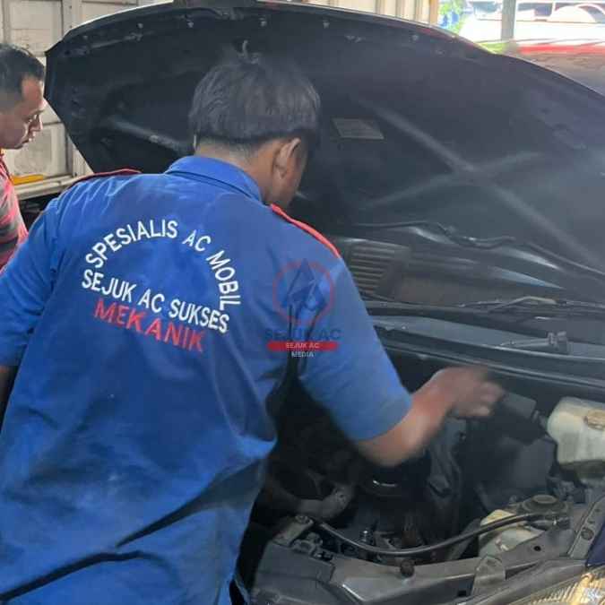 pemeriksaan receiver dryer ac mobil di bengkel ac mobil jakarta barat sejuk ac