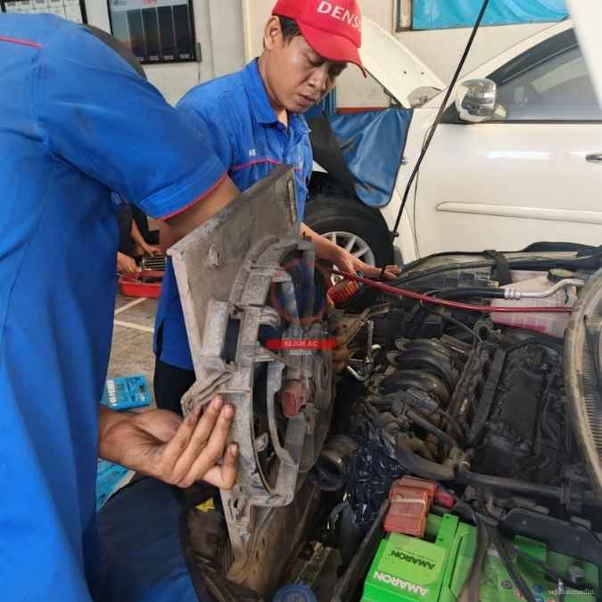 pemeriksaan sistem pendingin kelistrikan di bengkel ac mobil jakarta barat sejuk ac