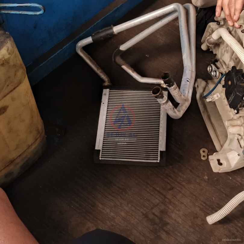 Pemeriksaan evaporator dan saluran pembuangan penyebab air ac mobil tidak menetes di bengkel Sejuk AC Joglo