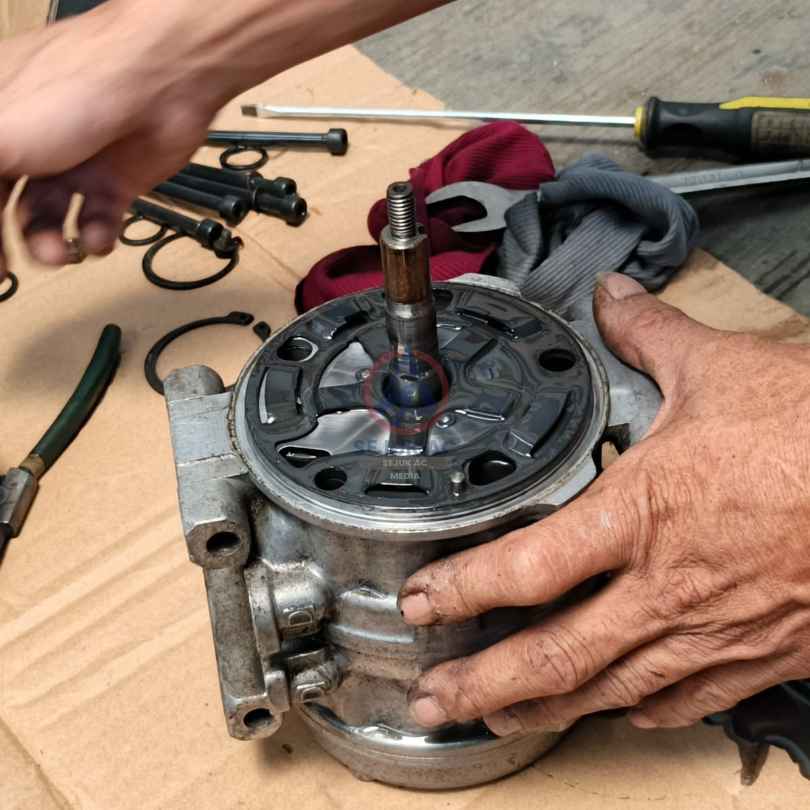 Pemeriksaan kompresor dan dampak air radiator mendidih bikin ac mobil tidak dingin di bengkel ac mobil jakarta barat sejuk ac joglo