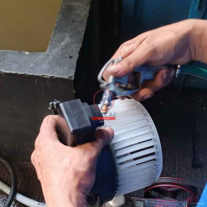 blower ac mobil nyala terus