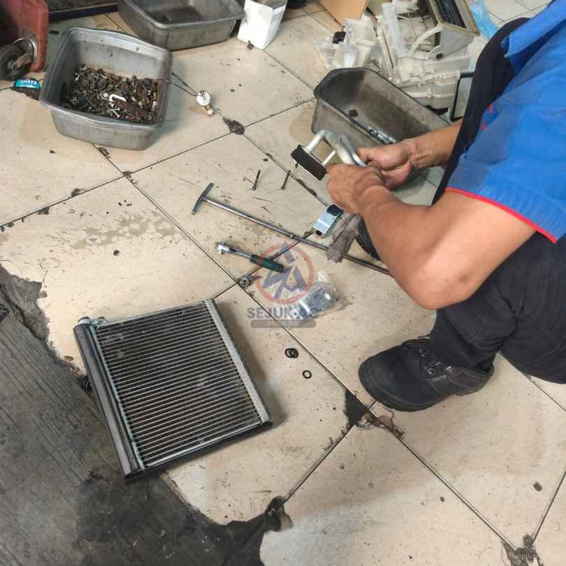 pemeriksaan koil evaporator dan saluran kisi-kisi ac mobil keluar serbuk putih di bengkel ac mobil jakarta barat sejuk ac joglo