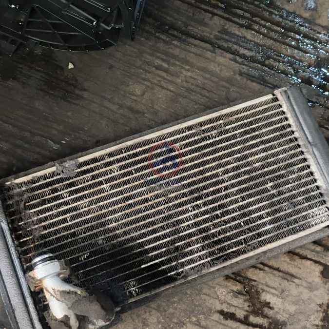 pemeriksaan evaporator dan penyebab ac mobil bocor di bengkel sejuk ac joglo jakarta barat.