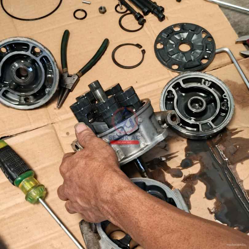pemeriksaan kompresor dan penyebab magnetic clutch ac mobil berputar terus di bengkel ac mobil jakarta barat sejuk ac joglo