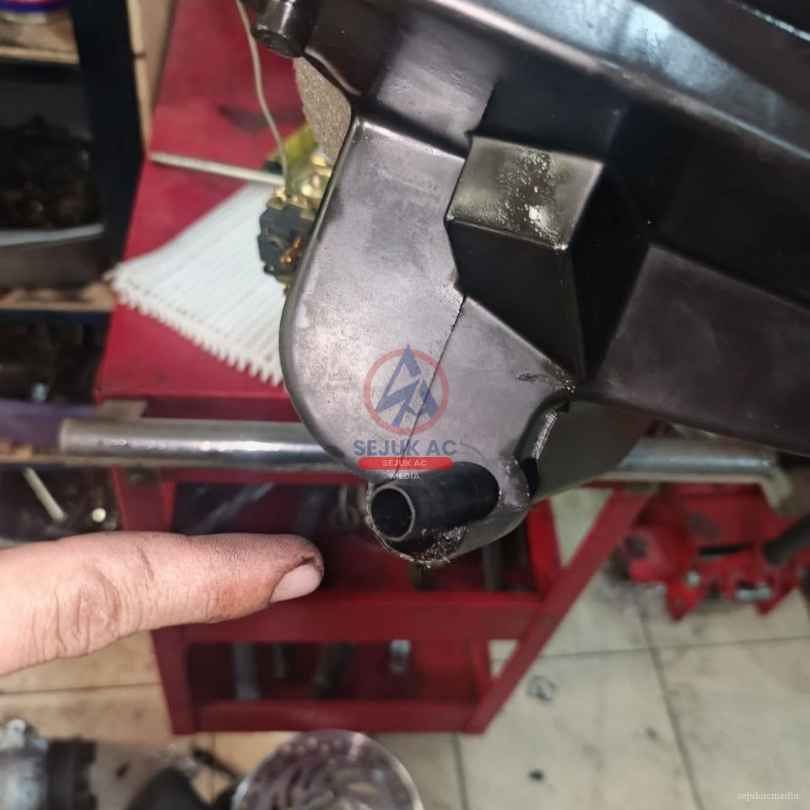 penyebab pipa ac mobil berembun